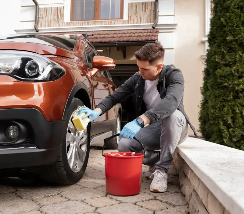 Lavage auto à domicile Potelières : professionnel intervenant sur un véhicule